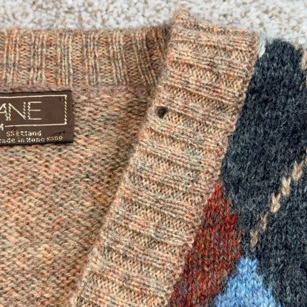 Thane Mens Vintage Shetland Wool Argyle Sweater Vest Tan Brown V-Neck Medium